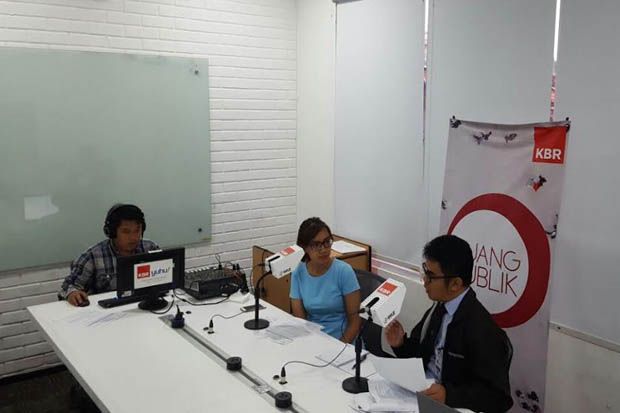 Lewat Radio, Bea Cukai...