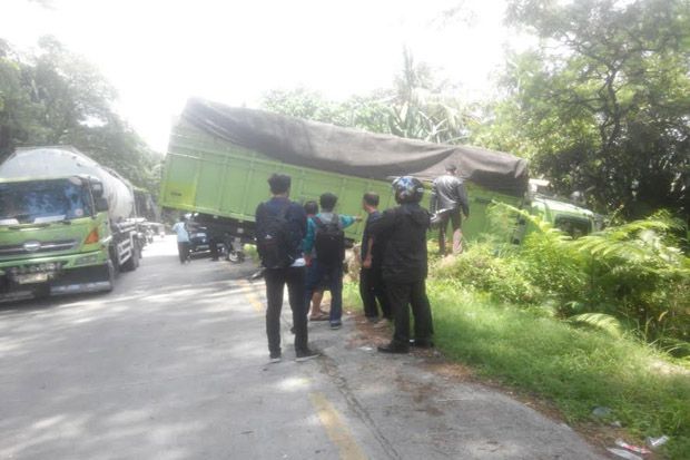 Tabrakan Truk Beruntun...
