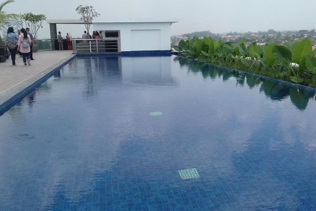 Kolam Renang Besar di...