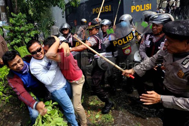 Bentrokan Antar Dua...