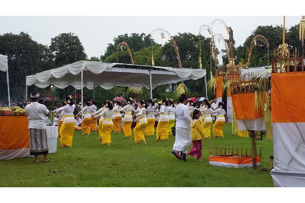 Sehari Sebelum Nyepi,...
