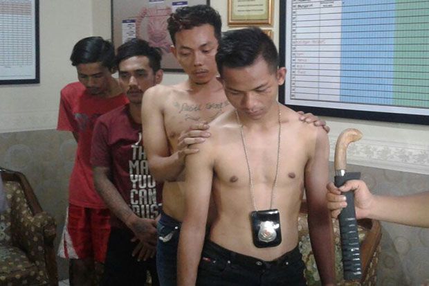 Empat Pemuda Merampok...
