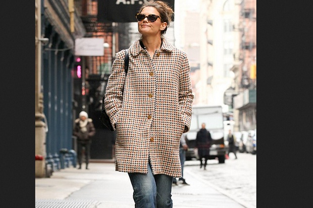 Gaya Cantik Katie Holmes