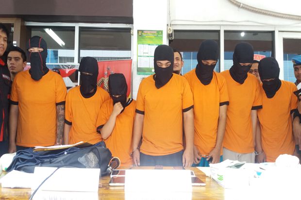 Diikat di Paha, Sabu...