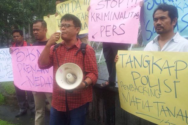 Puluhan Jurnalis Kecam...