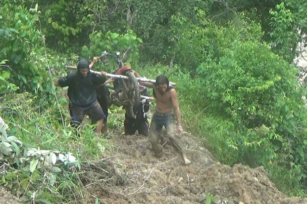 Jalan Tertutup Longsor,...