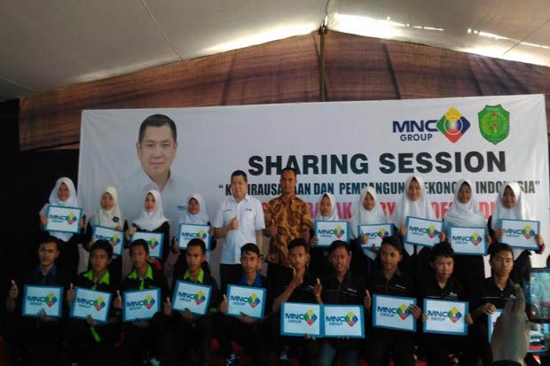 HT Serahkan Bantuan...