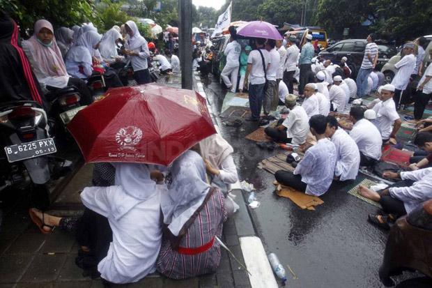 Hujan Tak Halangi Massa...