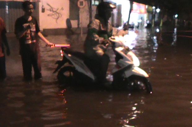 Diguyur Hujan Deras...