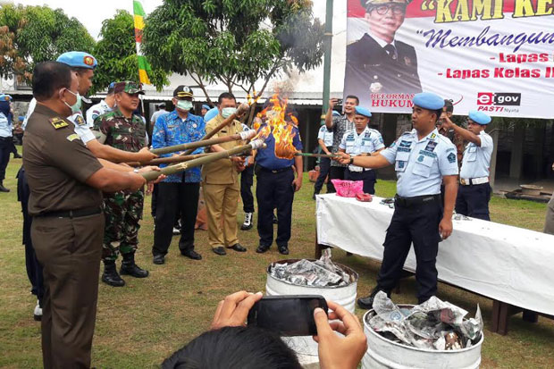 Lapas Cibinong Musnahkan...