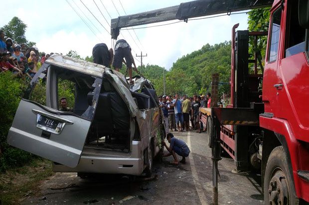 Mobil Pengangkut Wisatawan...