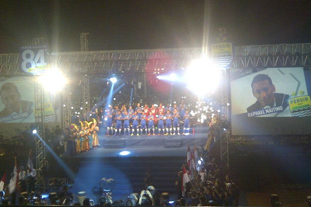 Berkostum Persib, Raphael...