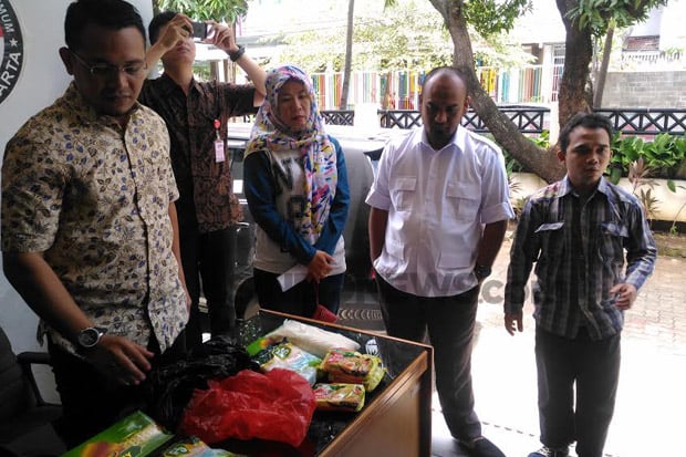 Diberi Sembako, Warga...