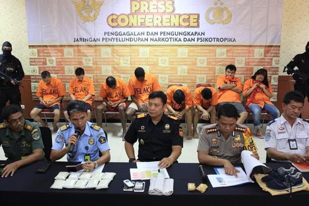 Dapat Paket Sepatu Berisi...