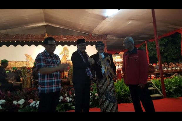 Lewat Wayang Kulit,...