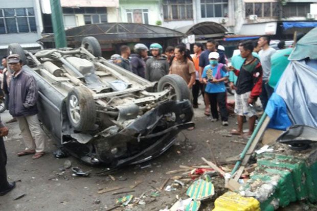Avanza Tabrak Pejalan...