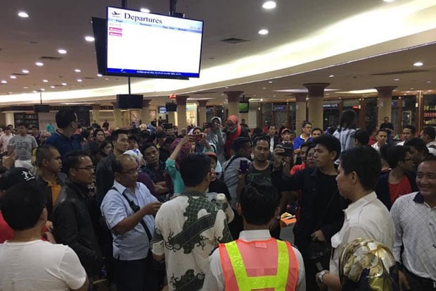 Ratusan Penumpang Pesawat...