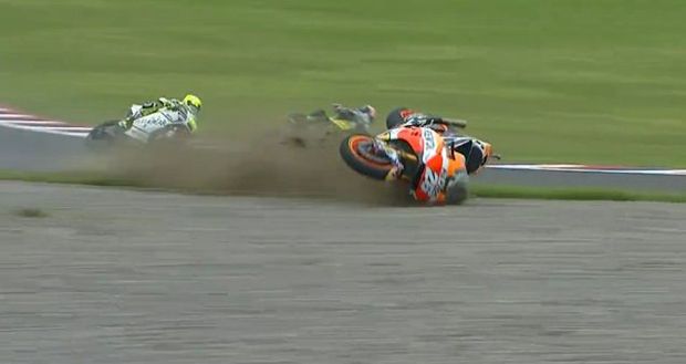 Dani Pedrosa Terjatuh...