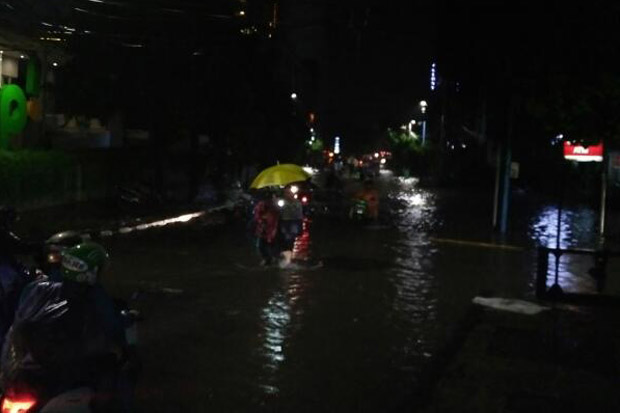 Diguyur Hujan, Kemang...