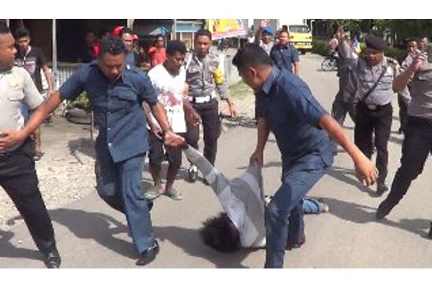 Depresi, Warga Bacok...