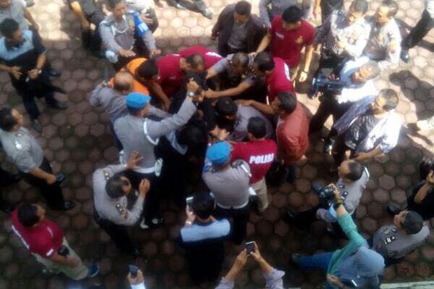 Terobos Mapolres Banyumas,...