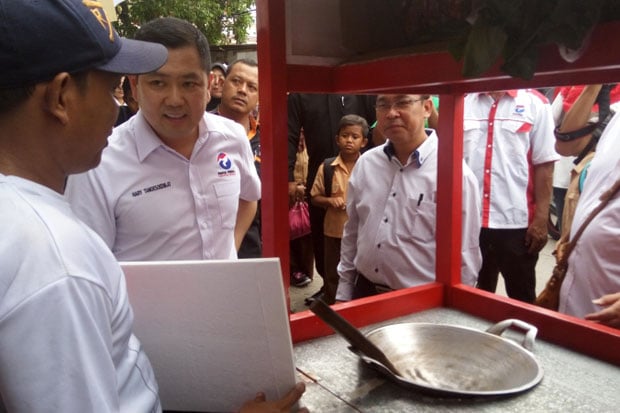 HT Bagikan Gerobak Perindo...