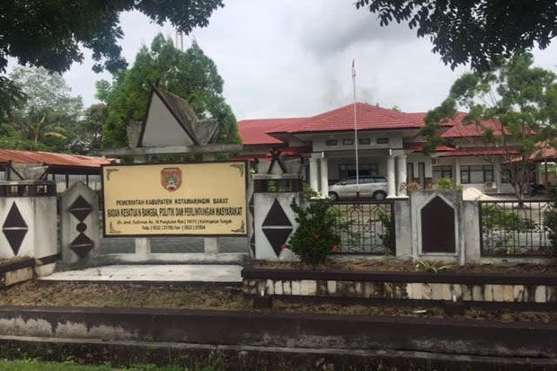 Dua PNS Kesbangpol yang...
