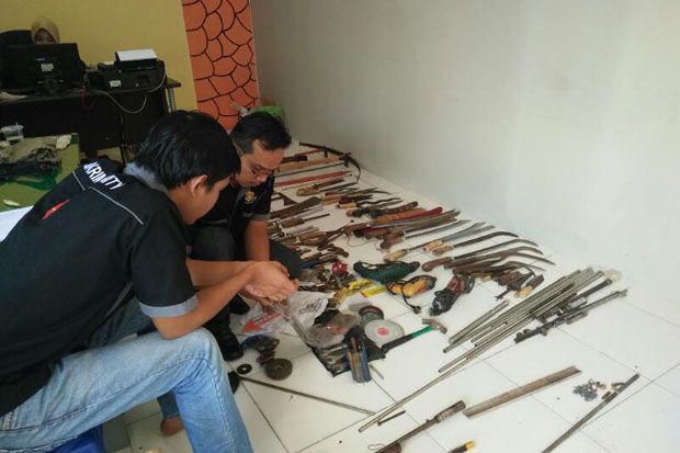 Polisi Gerebek Tempat...