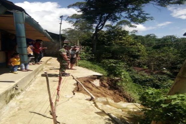 Longsor Terjang Kampung...