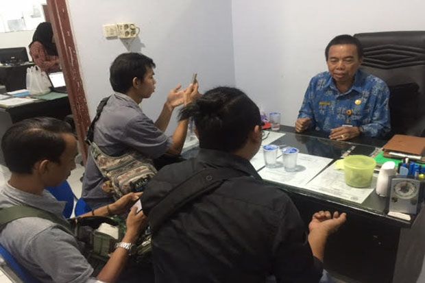 Dua PNS Kesbangpol yang...