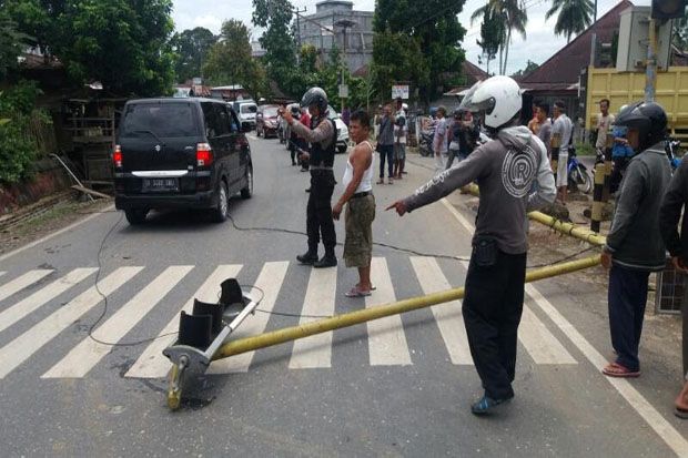 Tiang Lampu Merah Roboh...