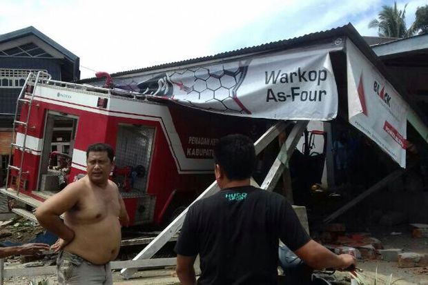 Ban Pecah, Mobil Damkar...