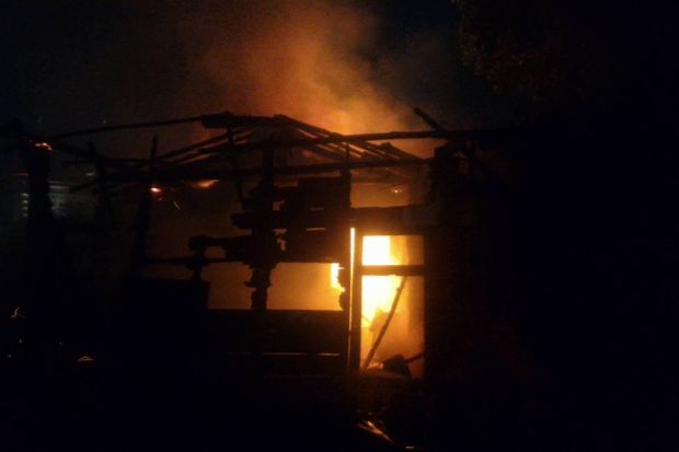 Rumah Sekaligus Gudang...