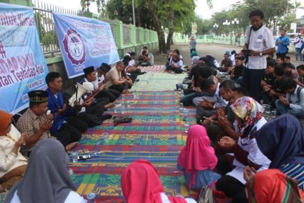 Warga Gelar Doa Bersama...