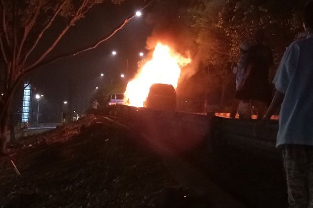 FPI Duga Mobil Terbakar...