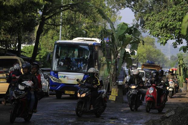 Jalan Rusak Parah, Warga...