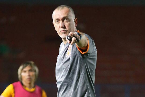 Di Laga Pertama, Pelatih...