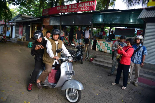 Naik Vespa, Anies Belanja...