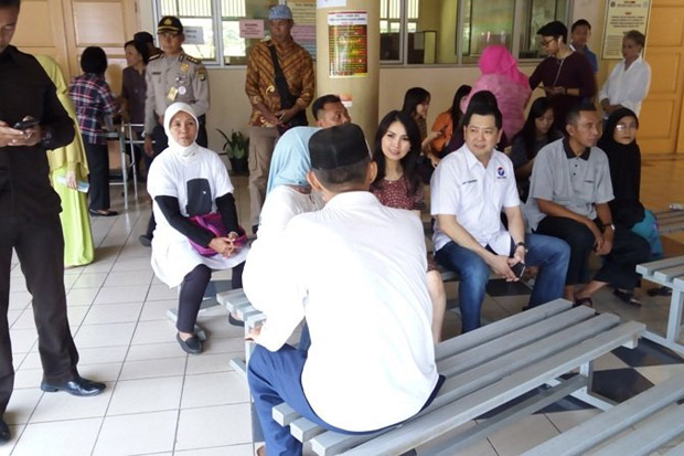 Didampingi Istri, Hary...