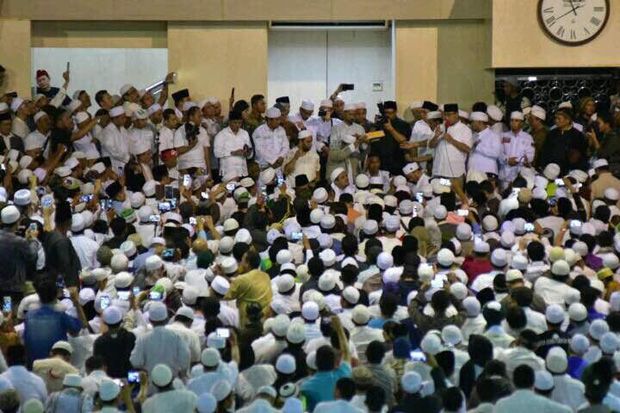 Bersama Ribuan Jamaah,...