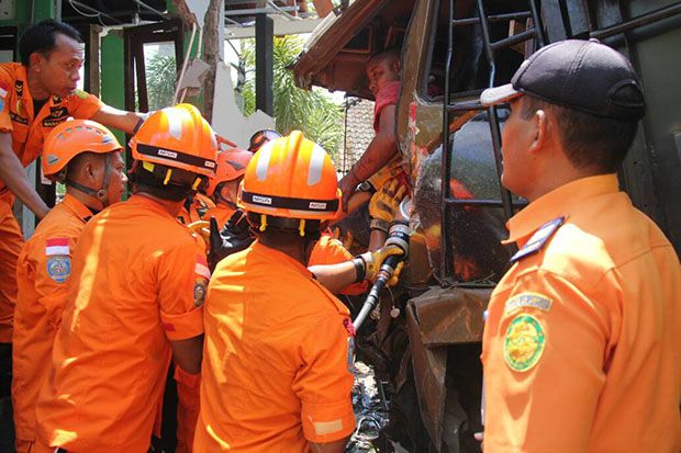 Truk Seruduk Rumah dan...