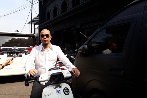 Pakai Baju Koko dan...