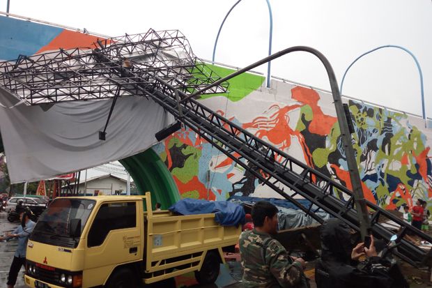 Hujan Es di Bandung,...