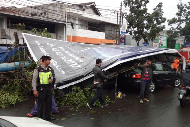 Mobil Berisi Satu Keluarga...