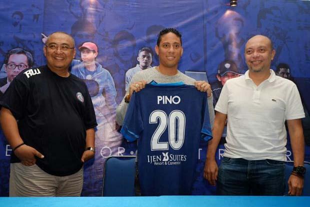 Juan Pablo Pino Berkomunikasi...