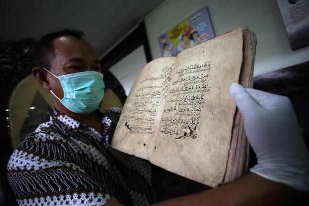 Melihat Empat Naskah...