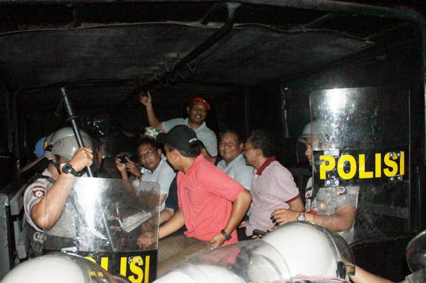 Buntut Pelemparan Botol...
