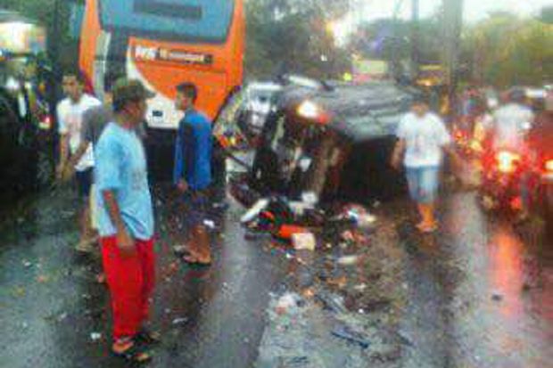 Polisi Atur Lalin Pasca-Kecelakaan...