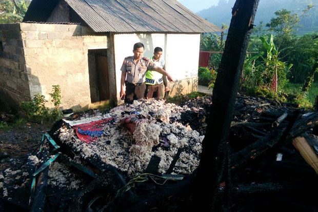 Rumah Terbakar, Tiga...