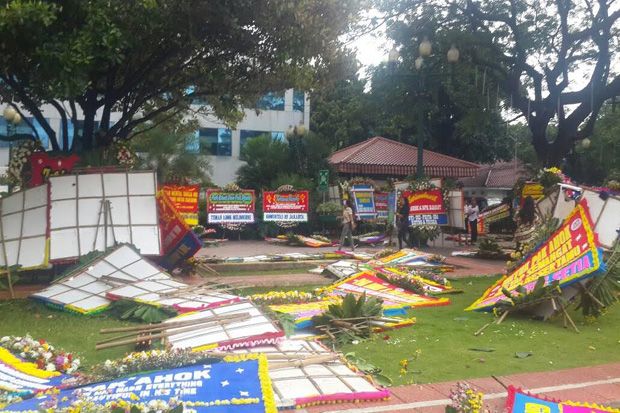 Diguyur Hujan, Karangan...
